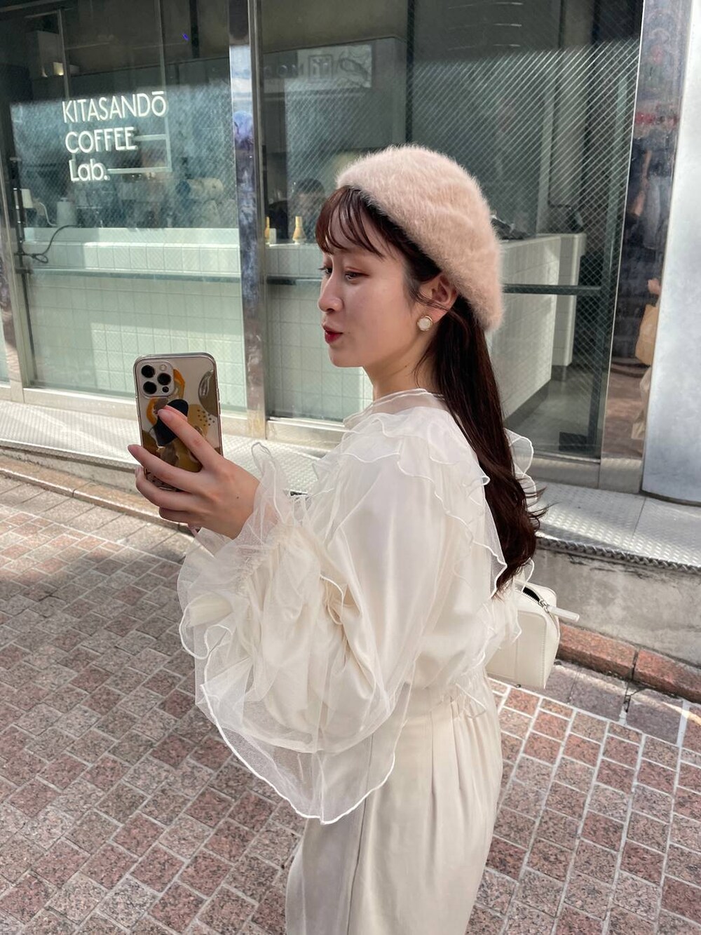 ホワイト系のシャツ/ブラウス、ホワイト系のスカートを着用したレディースの秋コーディネートの6枚目の写真