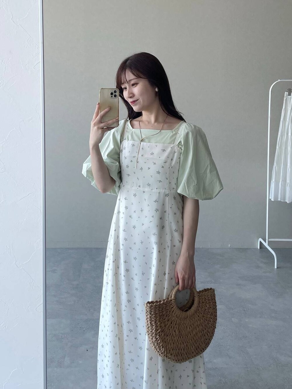 ブラウン系のサンダル、グリーン系のTシャツ/カットソー、ブラウン系のかごバッグを着用したレディースの夏コーディネートの3枚目の写真