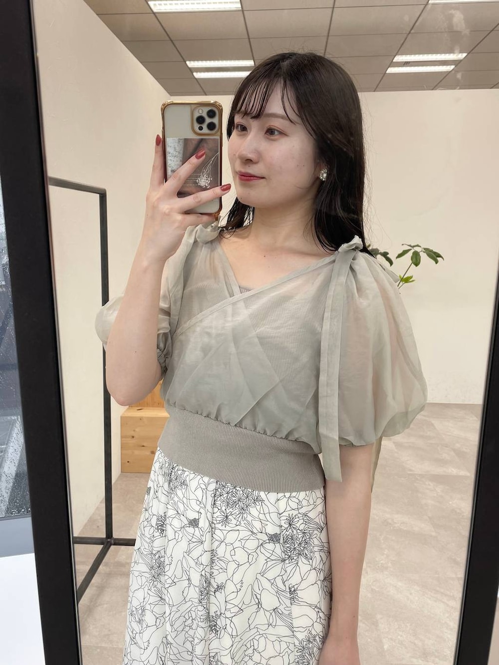 ブラウン系のショルダーバッグ、ホワイト系のスカート、ホワイト系のサンダルを着用したレディースの夏コーディネートの5枚目の写真