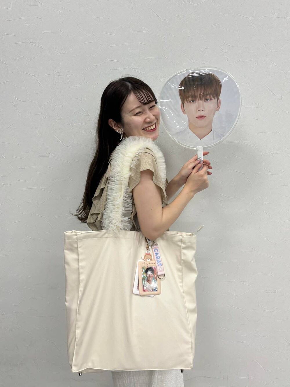 ベージュ系のシャツ/ブラウス、ホワイト系のスカート、ホワイト系のサンダルを着用したレディースの夏コーディネートの2枚目の写真