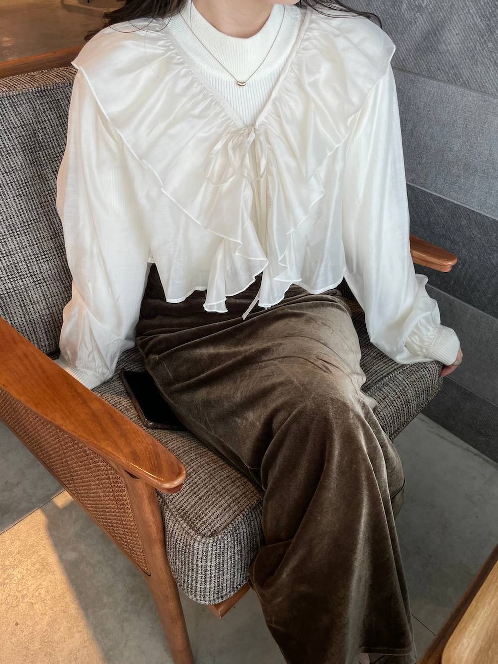 ブラウン系のスカート、ホワイト系のシャツ/ブラウス、ゴールド系のネックレスを着用したレディースの秋コーディネートの3枚目の写真