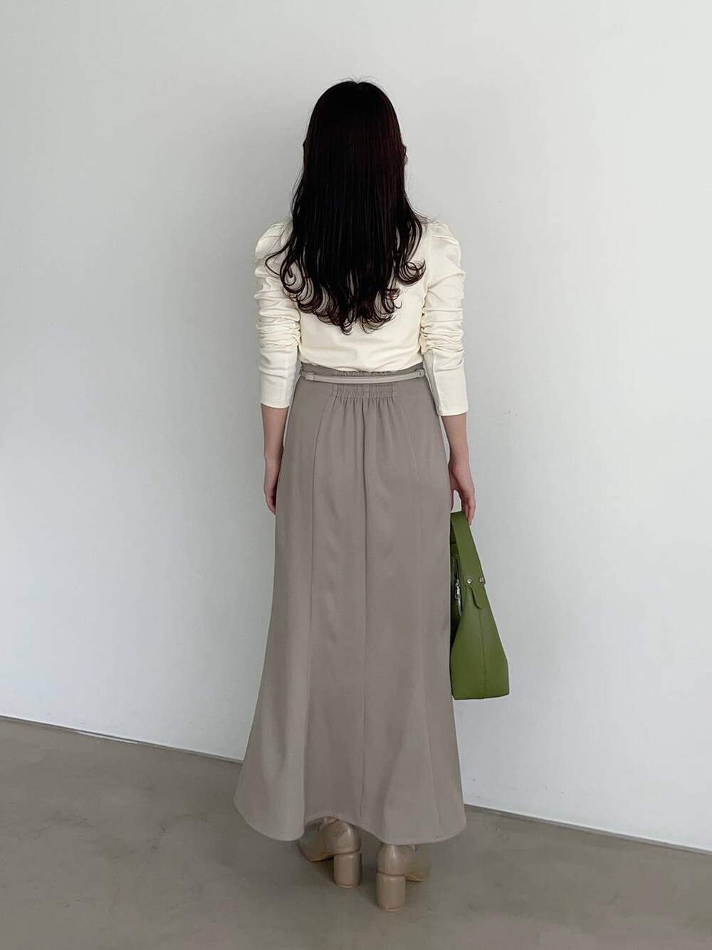 ブラウン系のパンプス、ホワイト系のTシャツ/カットソー、グリーン系のショルダーバッグを着用したレディースの春コーディネートの2枚目の写真