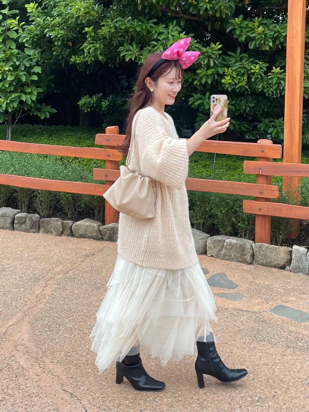 ホワイト系のカーディガン/ボレロ、ホワイト系のスカートを着用したレディースの秋コーディネートの2枚目の写真