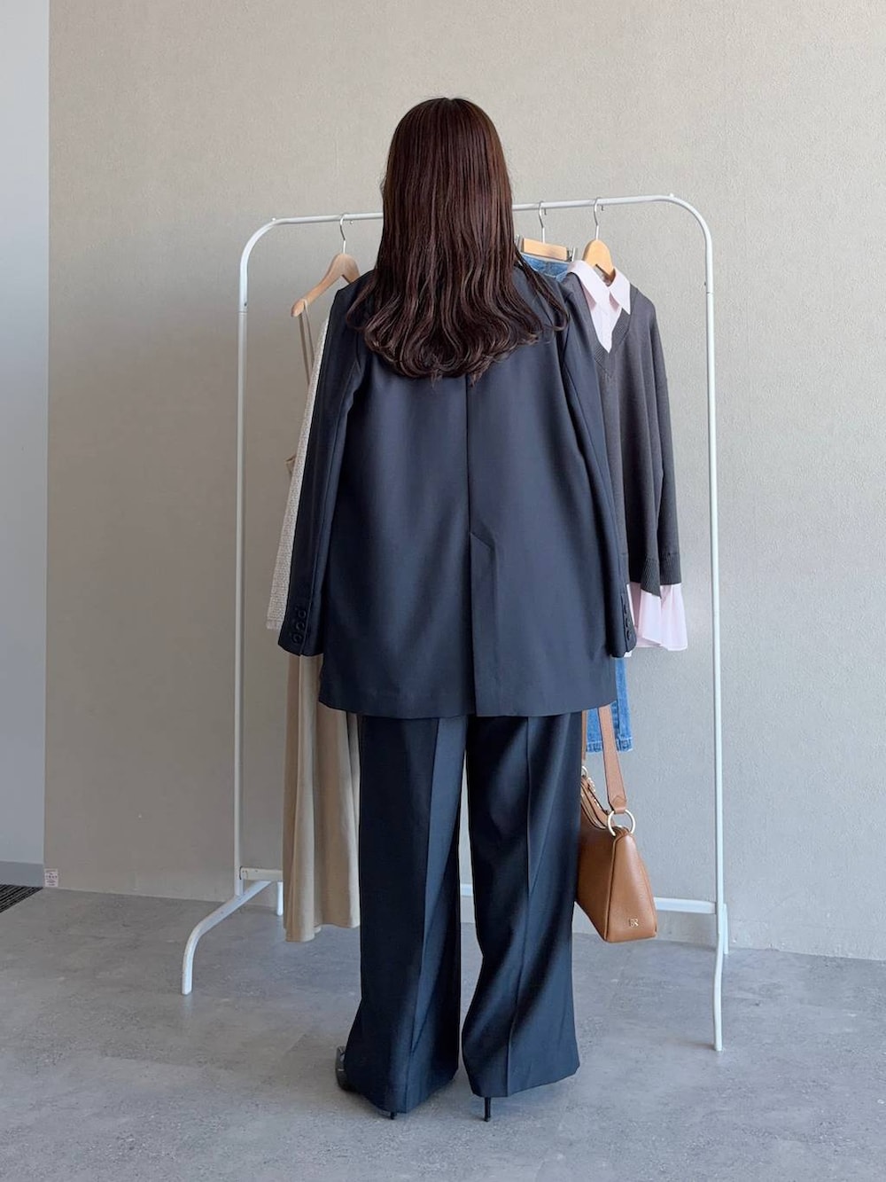 ブラック系のサンダル、ブラック系のシャツ/ブラウス、イエロー系のショルダーバッグを着用したレディースの春コーディネートの2枚目の写真