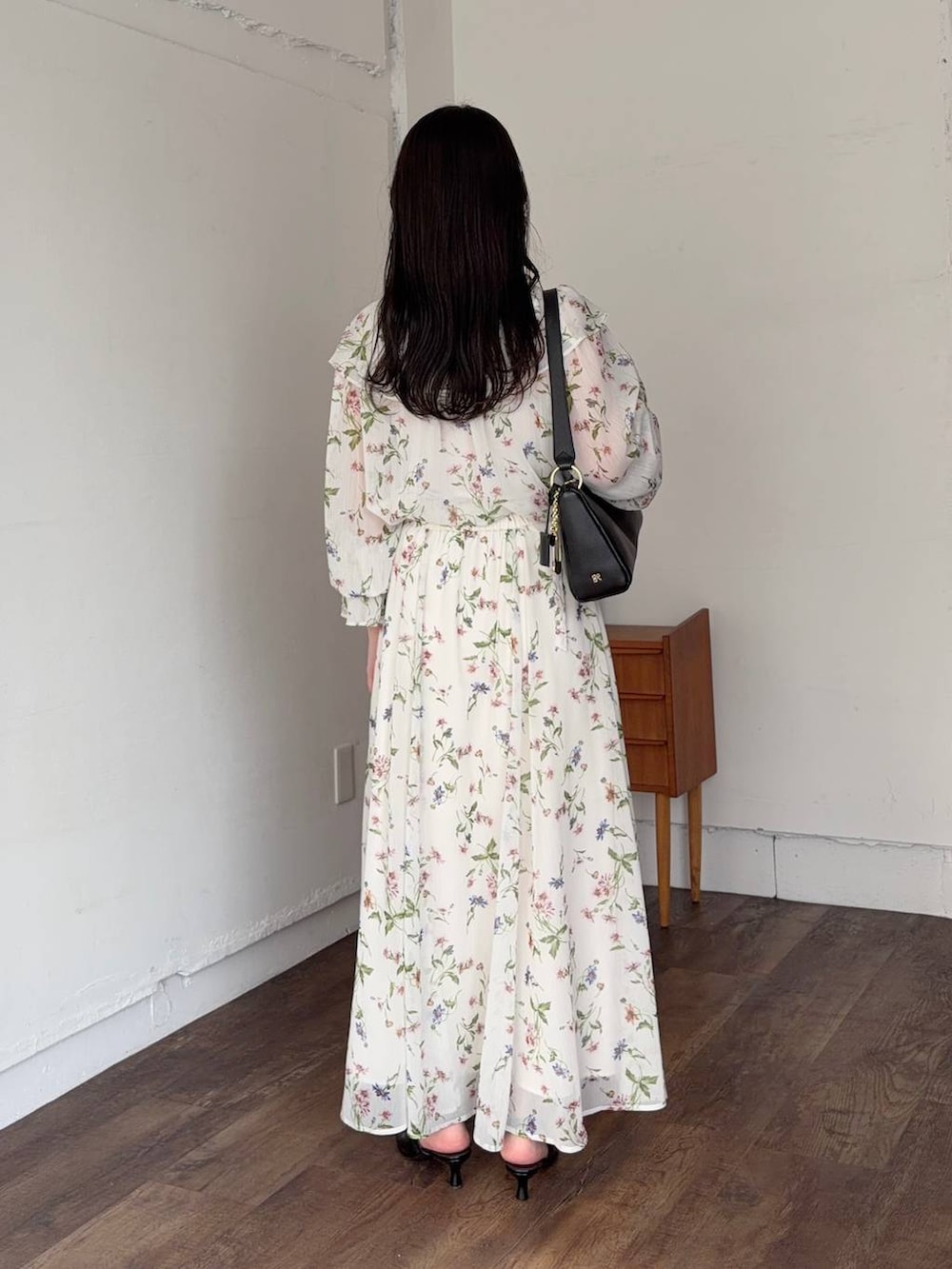 ブラック系のサンダル、ホワイト系のシャツ/ブラウス、ホワイト系のスカートを着用したレディースの春コーディネートの2枚目の写真