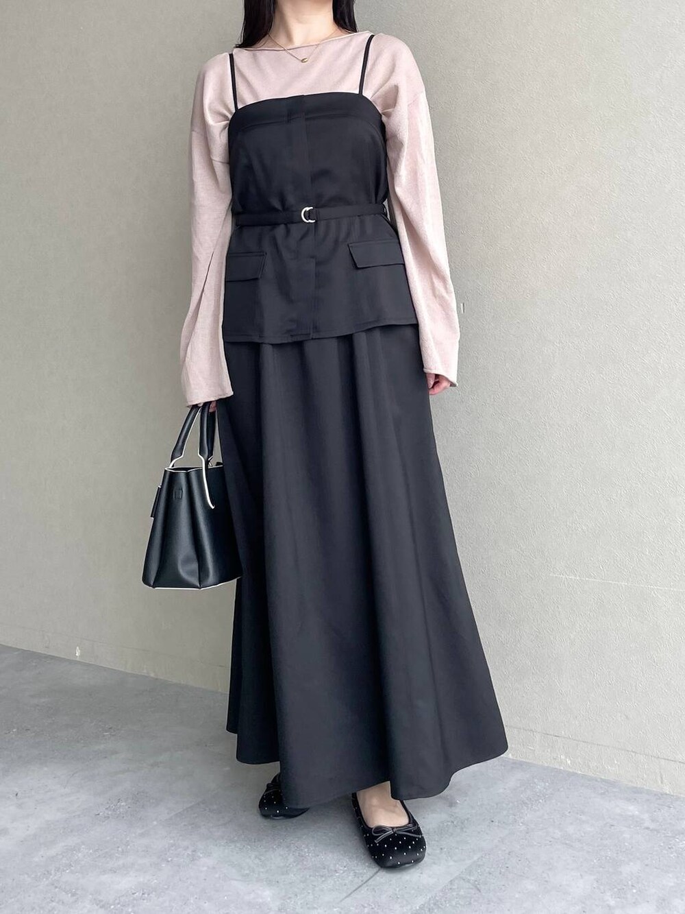 ベージュ系のニット/セーター、ブラック系のショルダーバッグ、ブラック系のバレエシューズを着用したレディースの春コーディネートの3枚目の写真