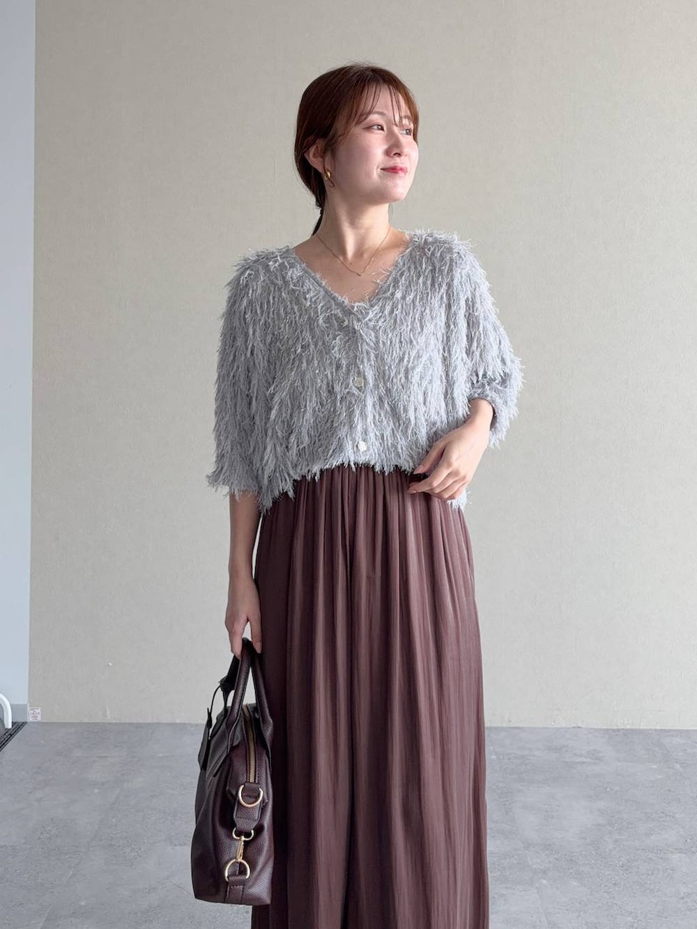 ベージュ系のサンダル、ブラウン系のその他パンツ、グレー系のカーディガン/ボレロを着用したレディースの夏コーディネートの3枚目の写真