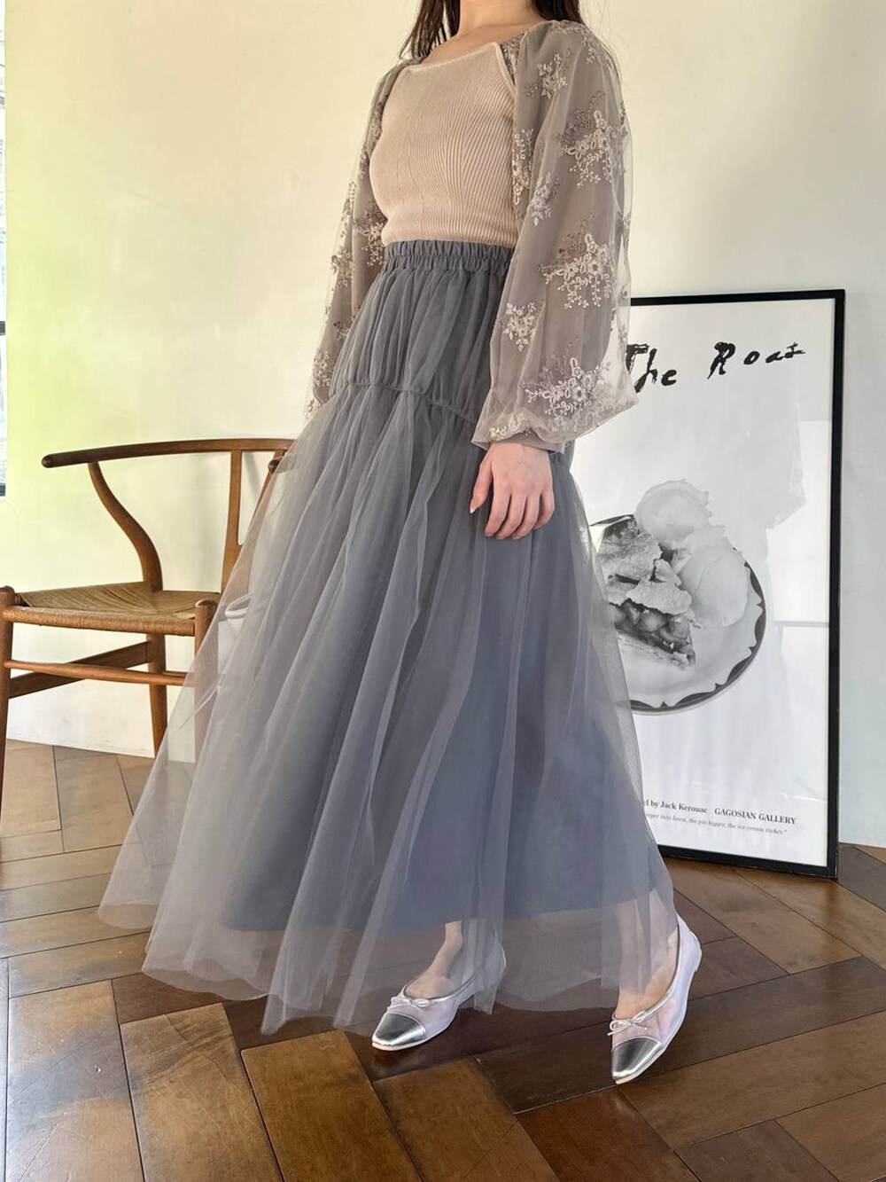 シルバー系のバレエシューズ、グレー系のスカート、ブラウン系のニット/セーターを着用したレディースの春コーディネートの5枚目の写真