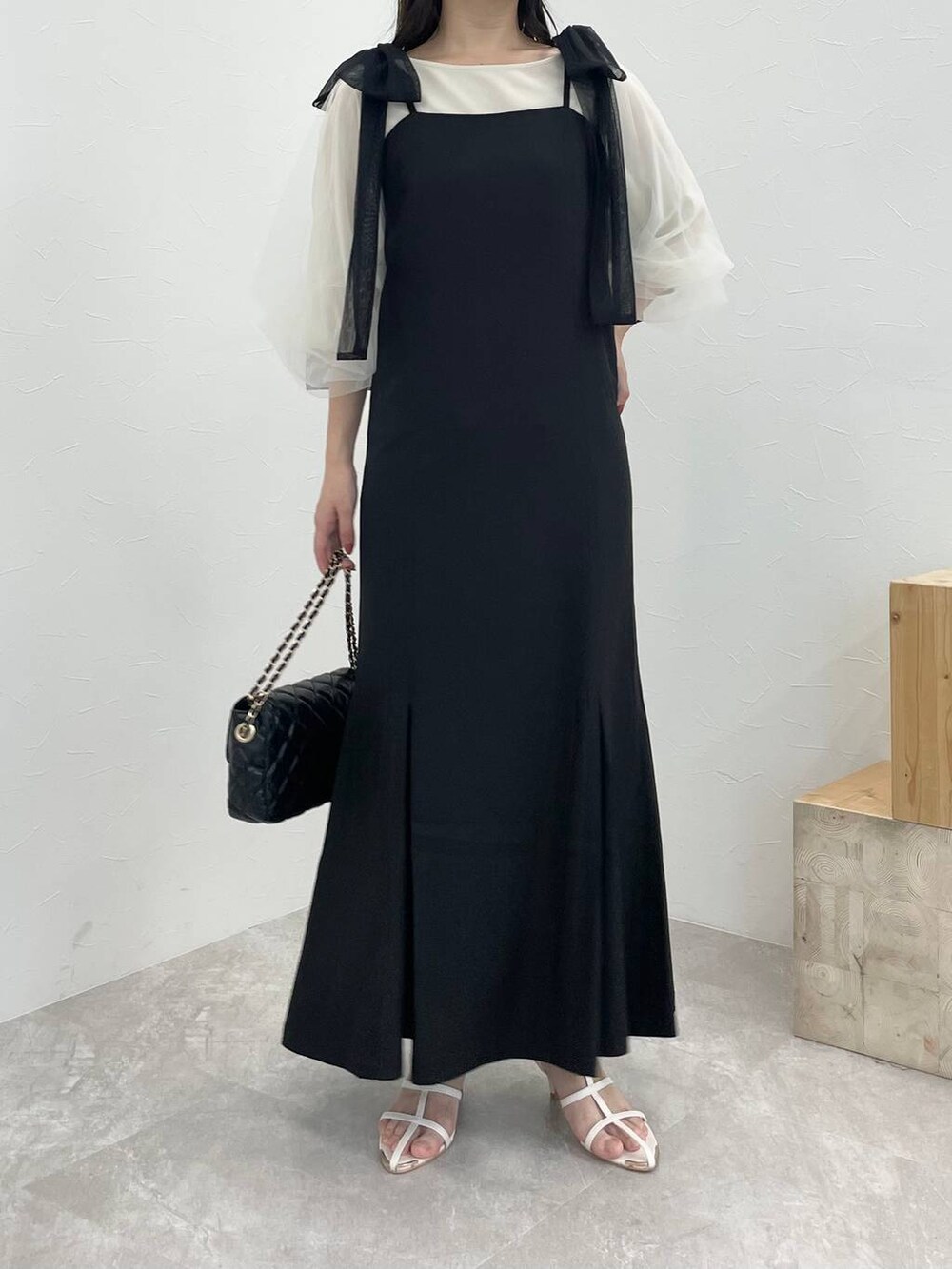 ホワイト系のTシャツ/カットソー、ブラック系のワンピース、ブラック系のショルダーバッグを着用したレディースの夏コーディネートの5枚目の写真