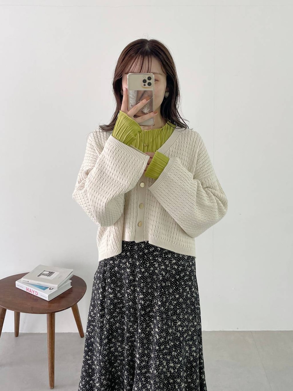 ホワイト系のその他シューズ、ホワイト系のハンドバッグ、ホワイト系のカーディガン/ボレロを着用したレディースの秋コーディネートの3枚目の写真