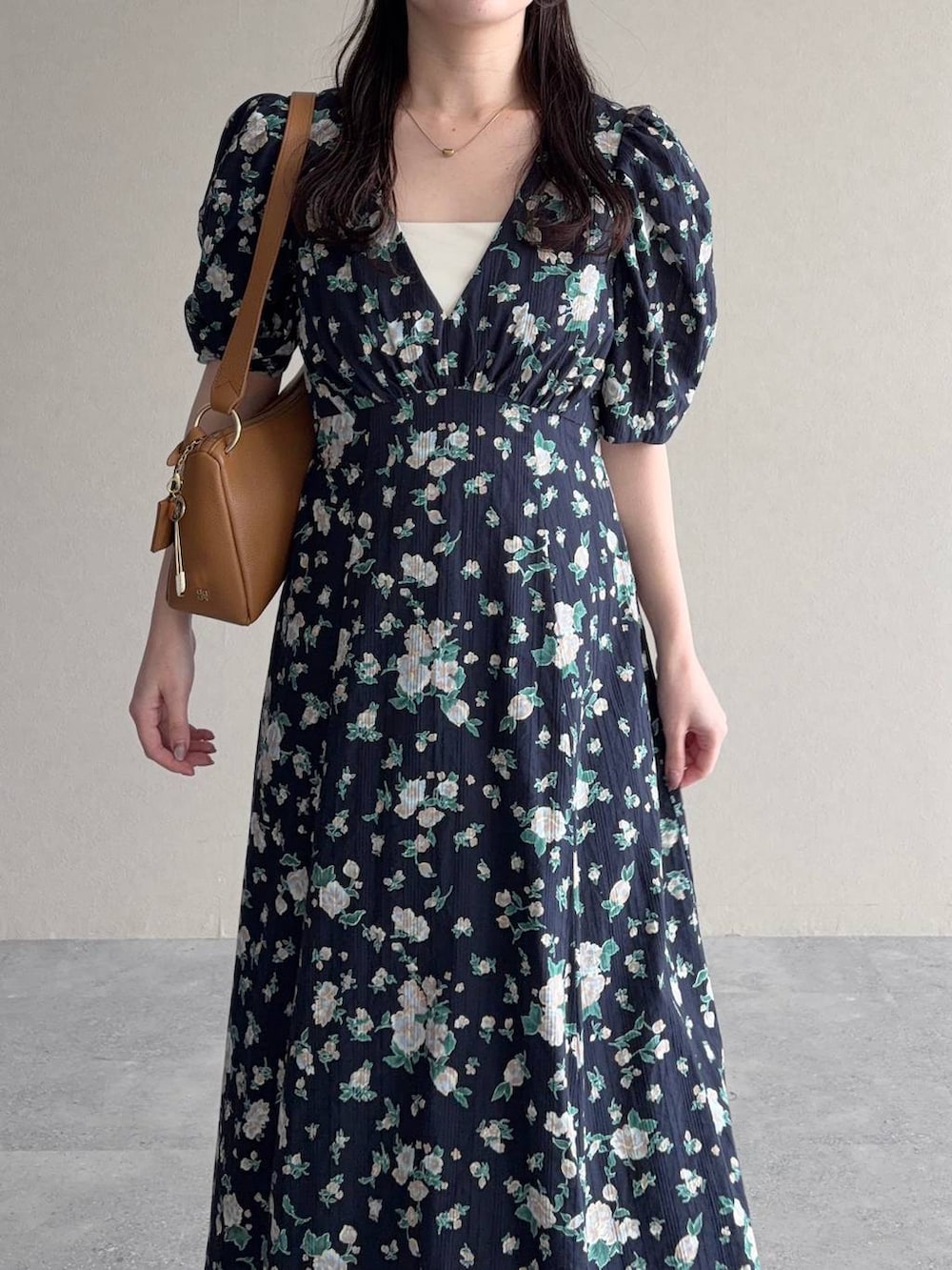 ホワイト系のキャミソール、イエロー系のショルダーバッグ、ブルー系のワンピースを着用したレディースの春コーディネートの3枚目の写真