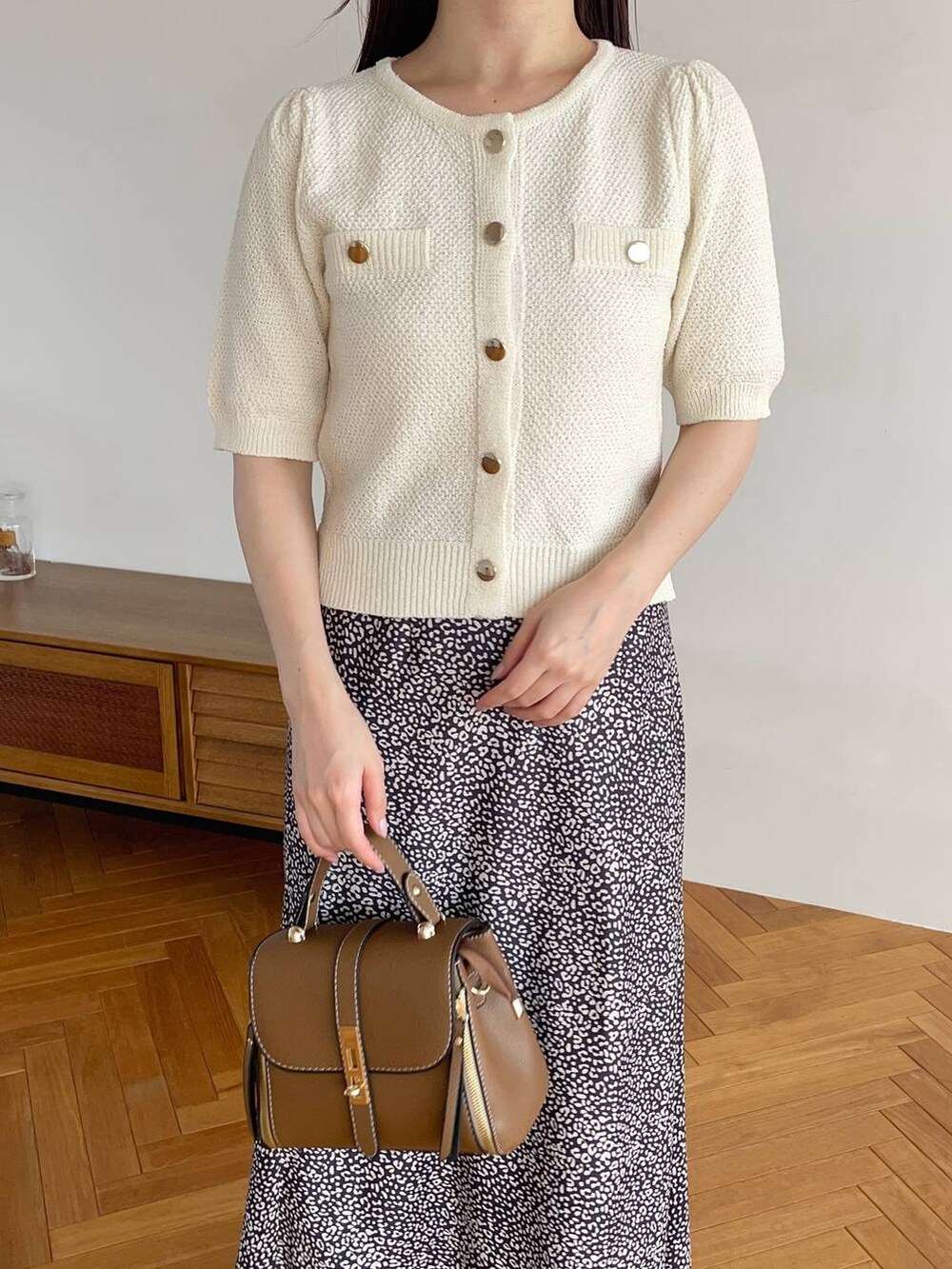 ブラウン系のサンダル、ブラック系のスカート、ブラウン系のショルダーバッグを着用したレディースの夏コーディネートの3枚目の写真