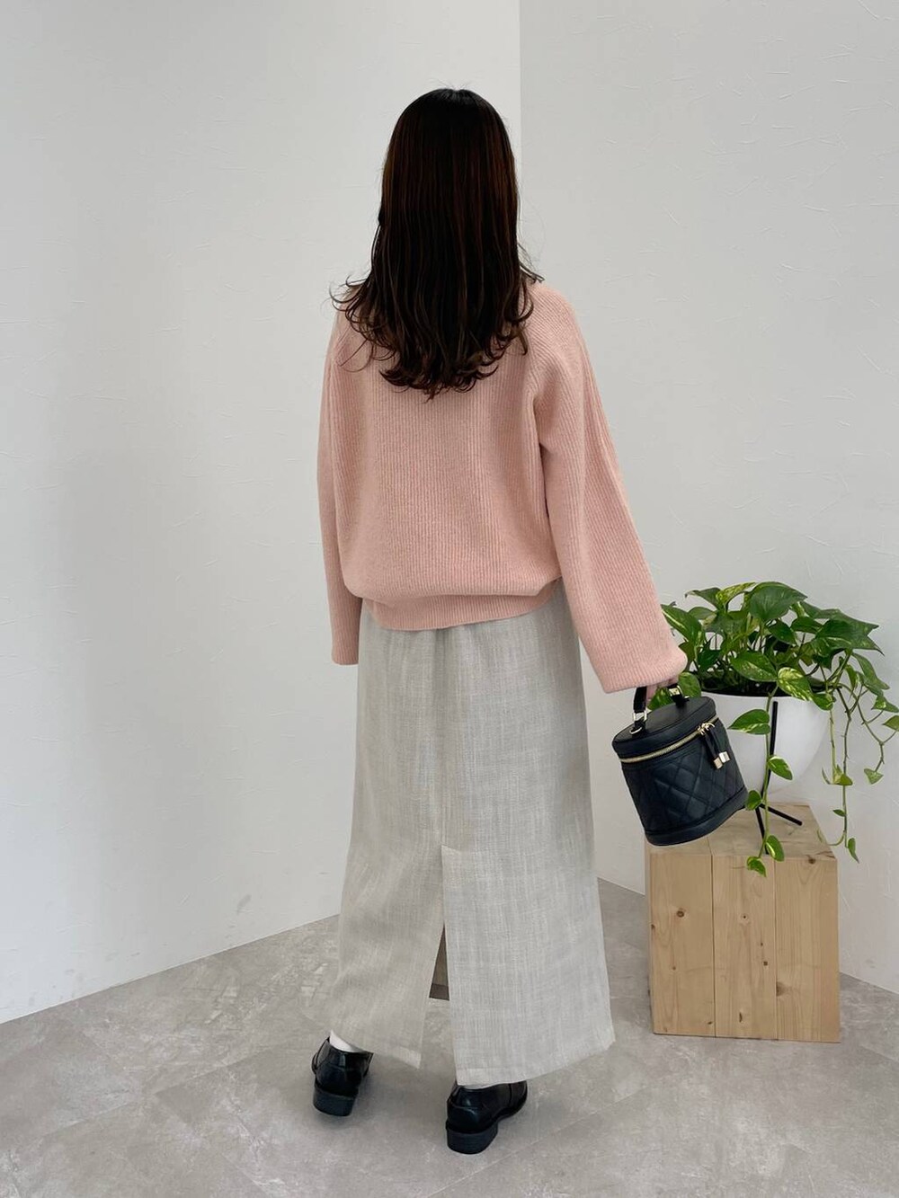 ブラック系のローファー、ピンク系のニット/セーター、ブラック系のショルダーバッグを着用したレディースの冬コーディネートの2枚目の写真