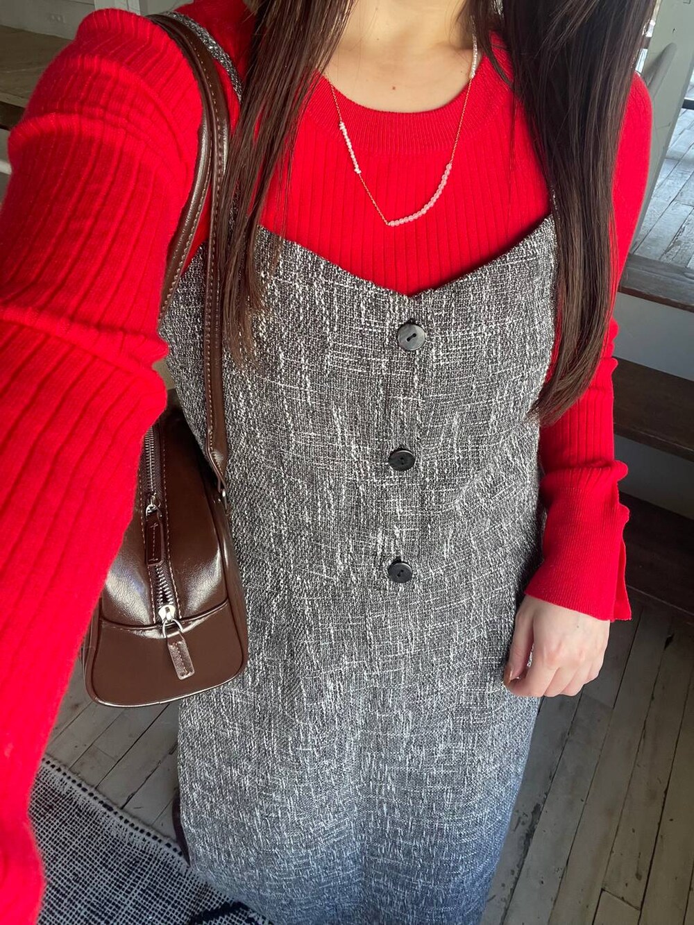 ブラック系のピーコート、ブラウン系のブーツ、レッド系のニット/セーターを着用したレディースの秋コーディネートの5枚目の写真