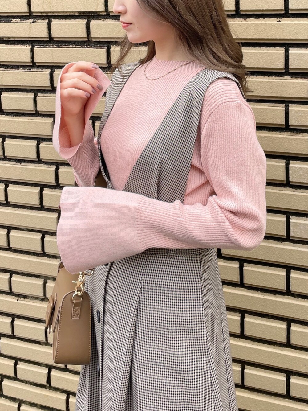 ブラウン系のテーラードジャケット、ピンク系のニット/セーター、ブラウン系のショルダーバッグを着用したレディースの冬コーディネートの6枚目の写真