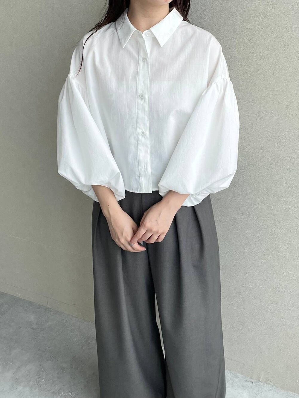 グレー系のその他パンツ、ホワイト系のシャツ/ブラウス、ホワイト系のサンダルを着用したレディースの夏コーディネートの6枚目の写真