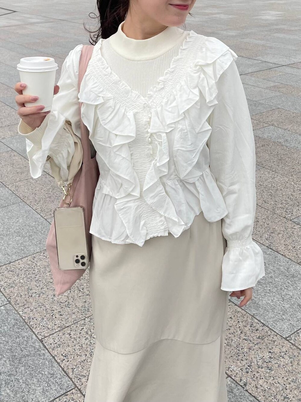 ホワイト系のシャツ/ブラウス、ホワイト系のブルゾン、ホワイト系のスカートを着用したレディースの冬コーディネートの4枚目の写真