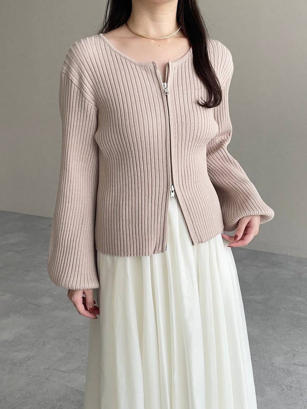 レッド系のハンドバッグ、ピンク系のカーディガン/ボレロ、レッド系のバレエシューズを着用したレディースの秋コーディネートの3枚目の写真