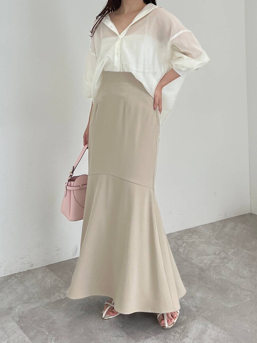 ピンク系のショルダーバッグ、ホワイト系のシャツ/ブラウス、ベージュ系のスカートを着用したレディースの夏コーディネートの4枚目の写真