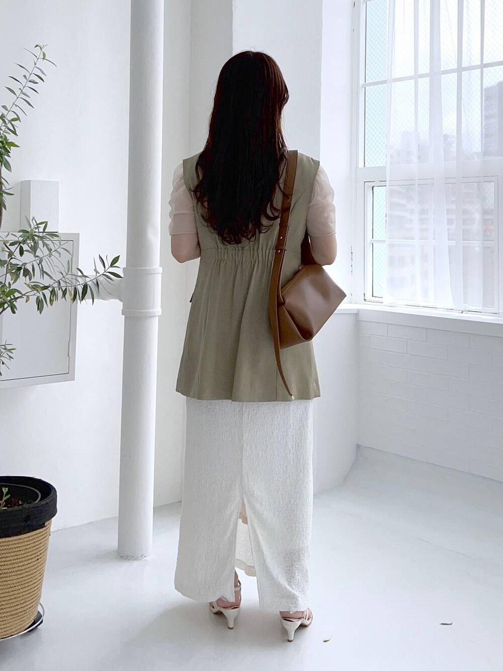 ホワイト系のTシャツ/カットソー、ブラウン系のショルダーバッグ、ホワイト系のスカートを着用したレディースの夏コーディネートの2枚目の写真