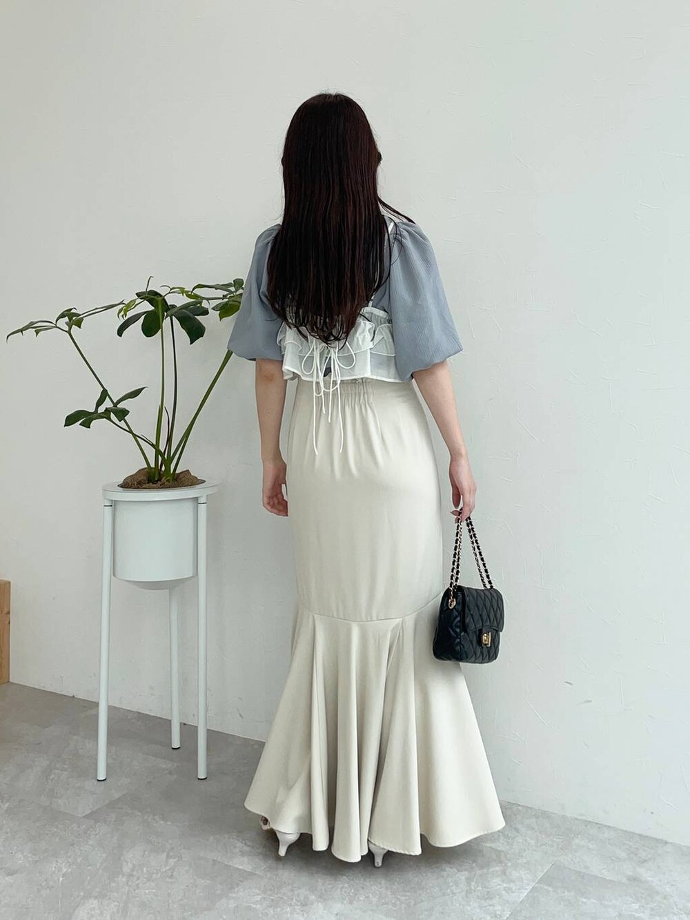 ブルー系のシャツ/ブラウス、ホワイト系のシャツ/ブラウス、ブラック系のショルダーバッグを着用したレディースの夏コーディネートの2枚目の写真