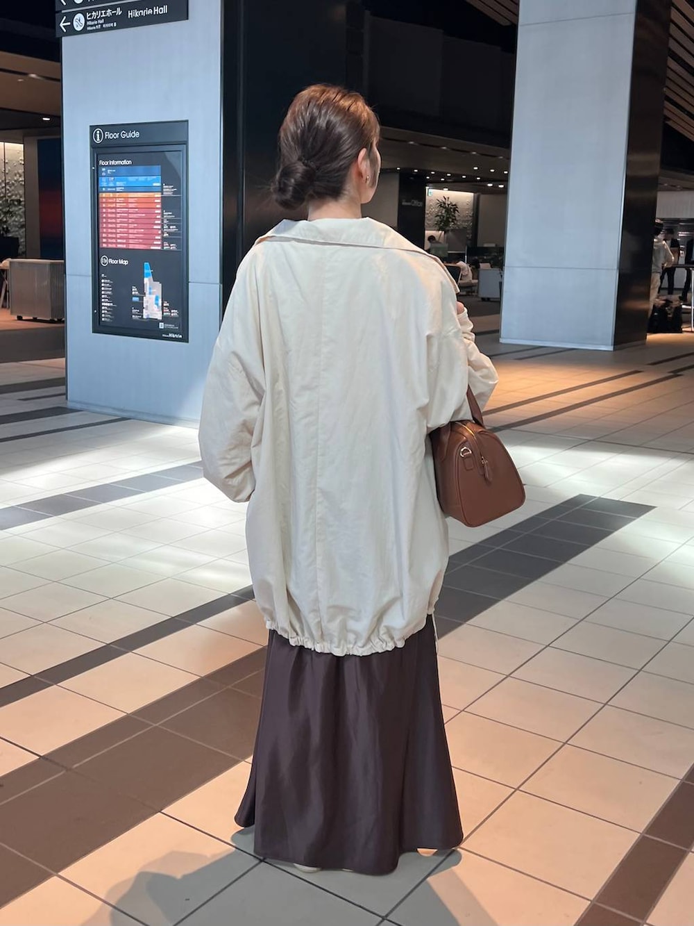 ホワイト系のブルゾン、ベージュ系のキーホルダーを着用したレディースの秋コーディネートの3枚目の写真