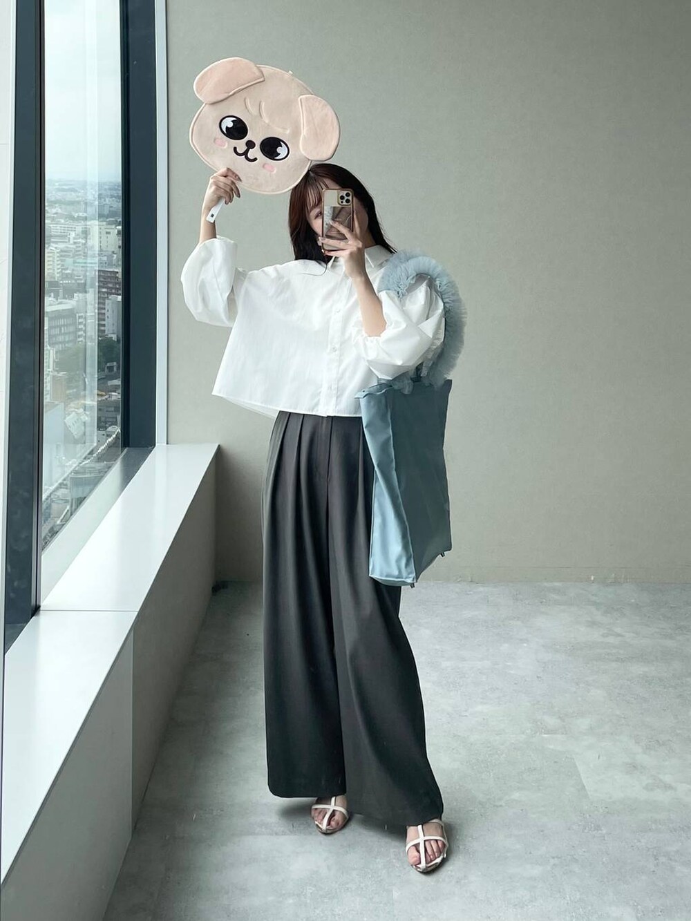 グレー系のその他パンツ、ホワイト系のシャツ/ブラウス、ホワイト系のサンダルを着用したレディースの夏コーディネートの3枚目の写真