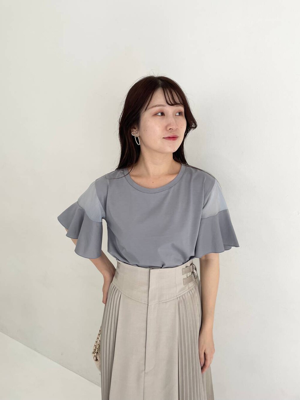 ベージュ系のサンダル、ホワイト系のショルダーバッグ、ブルー系のTシャツ/カットソーを着用したレディースの夏コーディネートの3枚目の写真