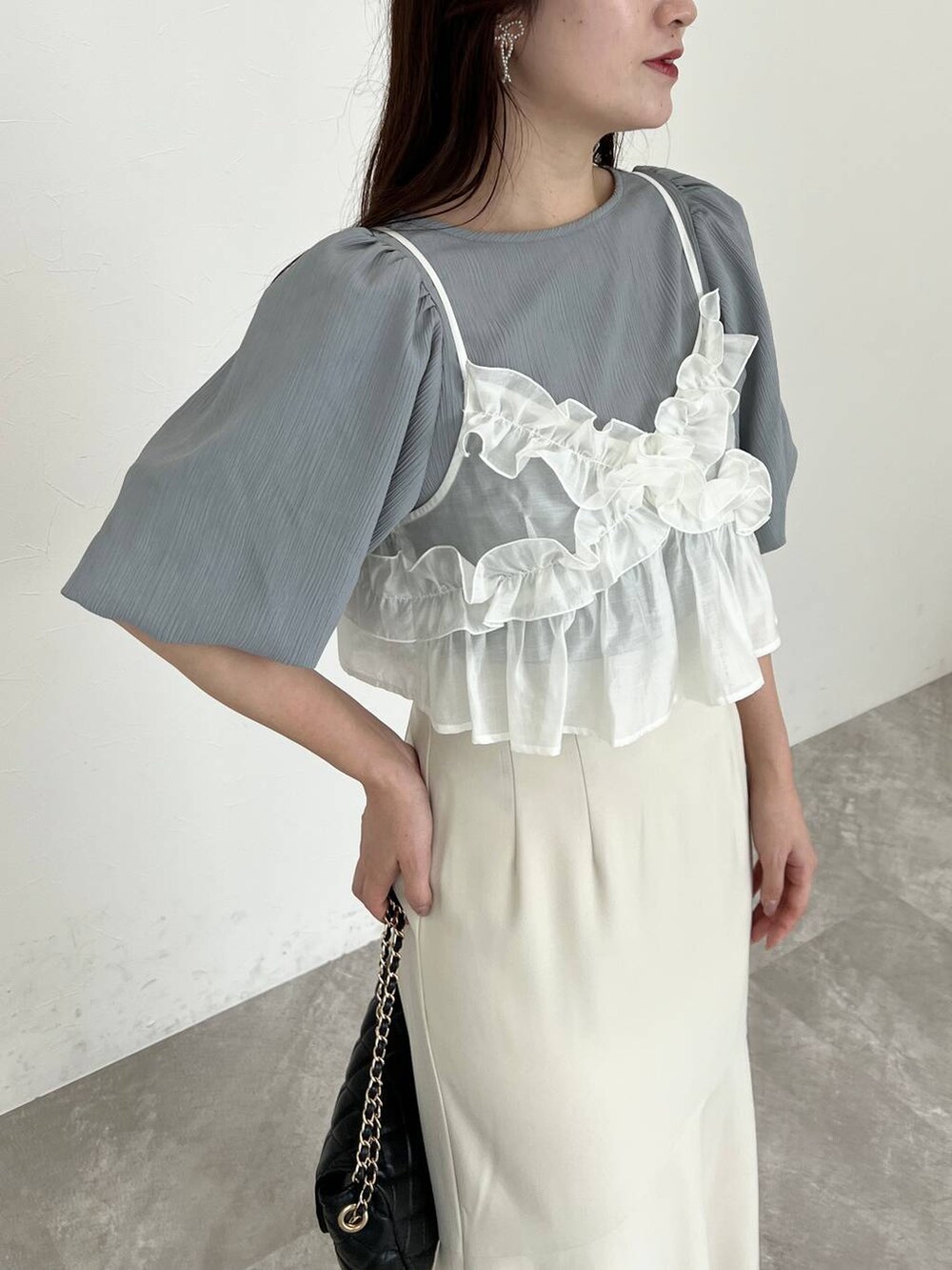 ブルー系のシャツ/ブラウス、ホワイト系のシャツ/ブラウス、ブラック系のショルダーバッグを着用したレディースの夏コーディネートの3枚目の写真