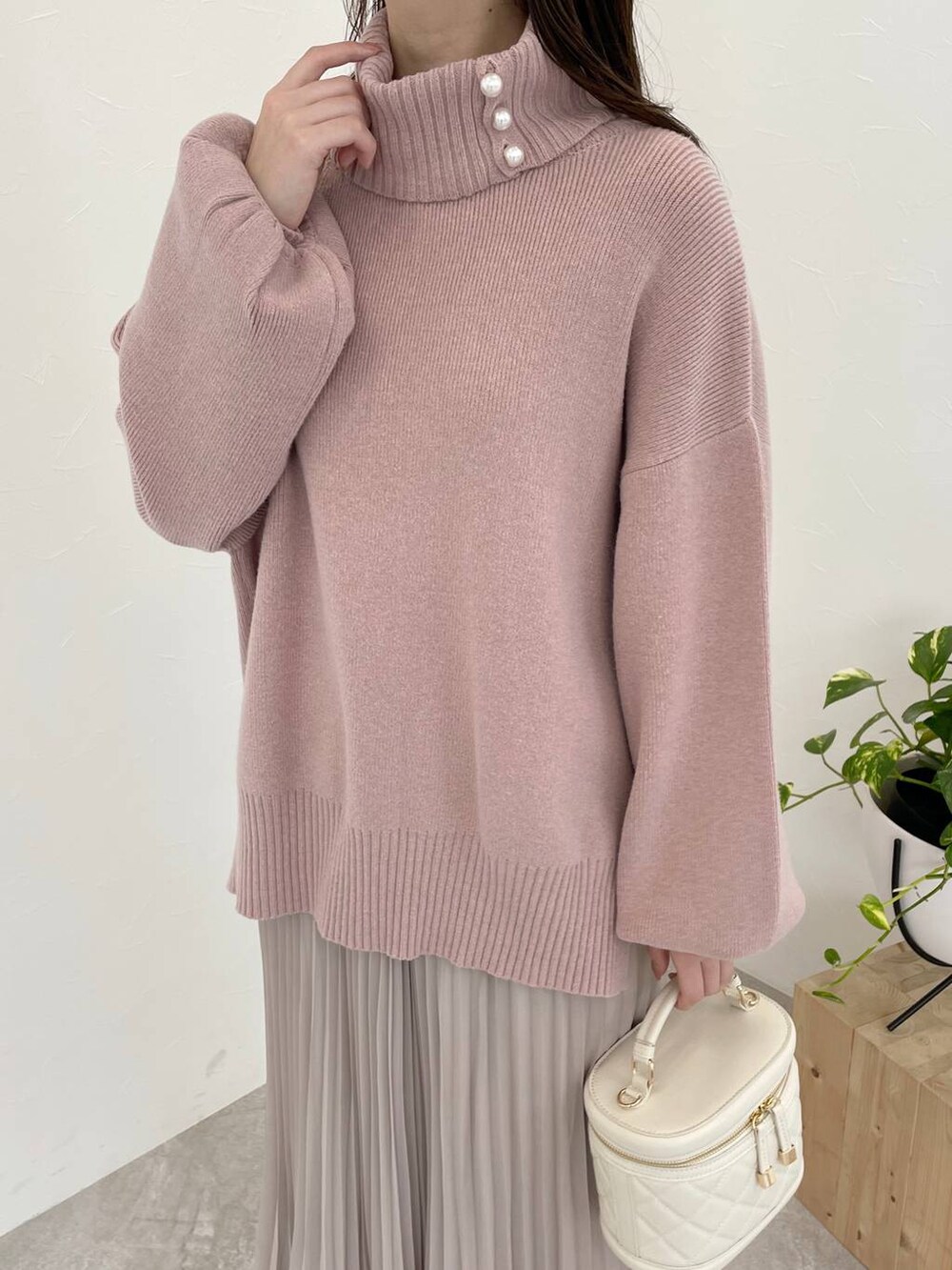 ホワイト系のブーツ、ホワイト系のショルダーバッグ、ベージュ系のスカートを着用したレディースの秋コーディネートの3枚目の写真