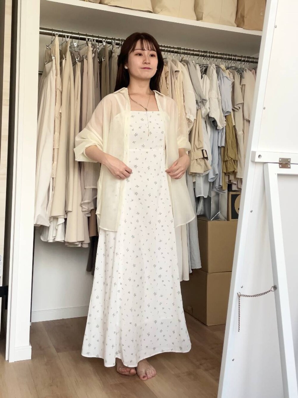 ホワイト系のシャツ/ブラウス、ホワイト系のワンピースを着用したレディースの夏コーディネートの2枚目の写真