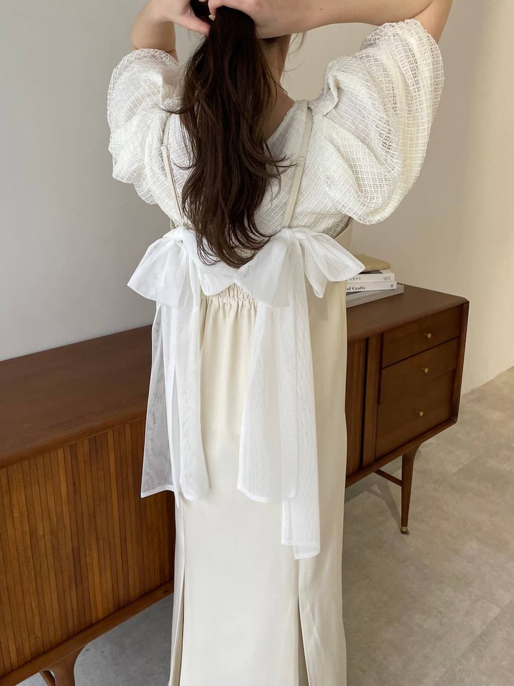 ベージュ系のサンダル、ホワイト系のシャツ/ブラウス、ホワイト系のワンピースを着用したレディースの夏コーディネートの5枚目の写真