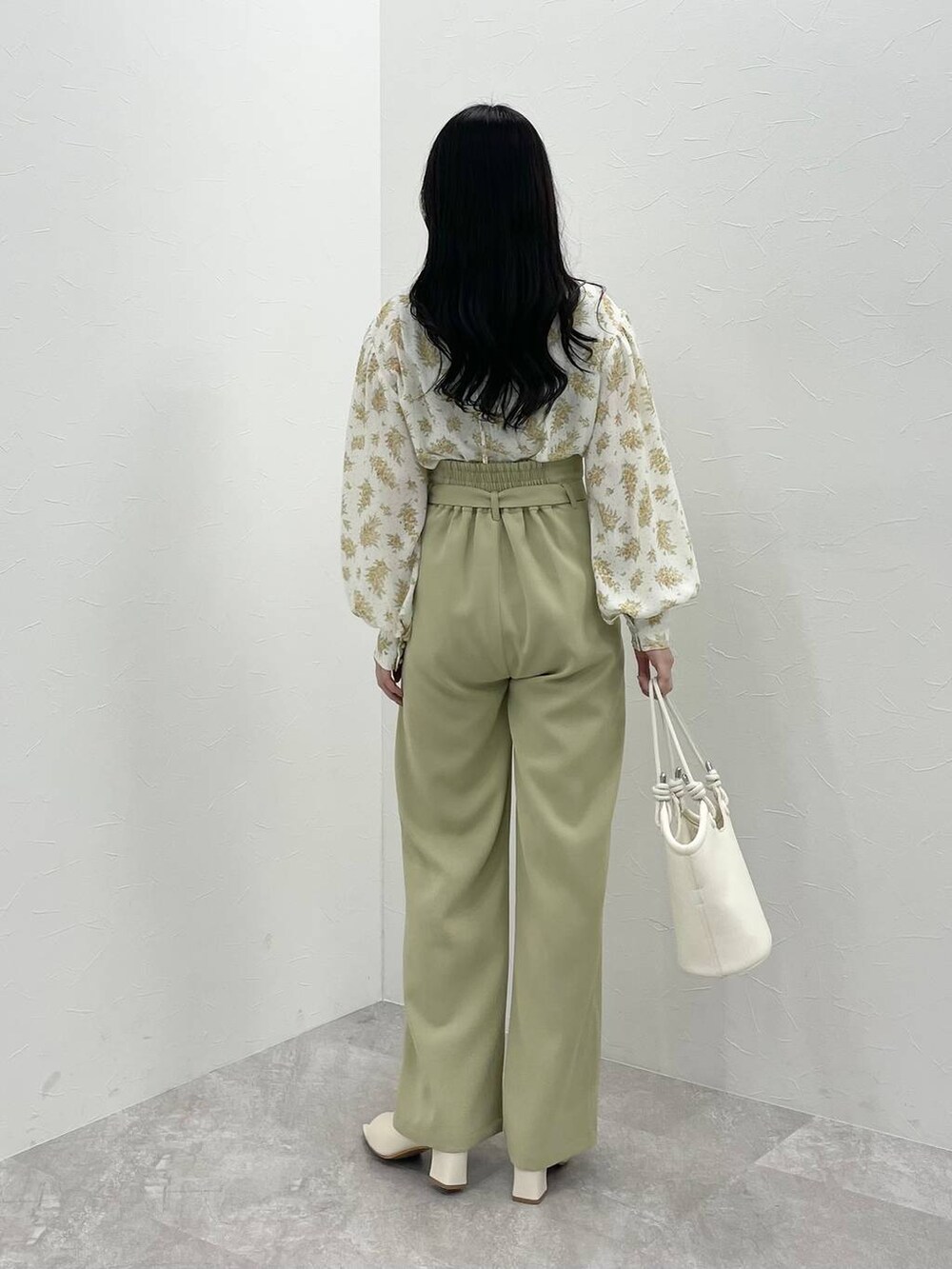 イエロー系のシャツ/ブラウス、イエロー系のその他パンツ、ホワイト系のブーツを着用したレディースの冬コーディネートの2枚目の写真