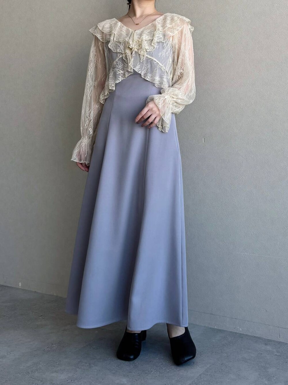 ブラック系のパンプス、グレー系のドレスを着用したレディースの冬コーディネートの4枚目の写真