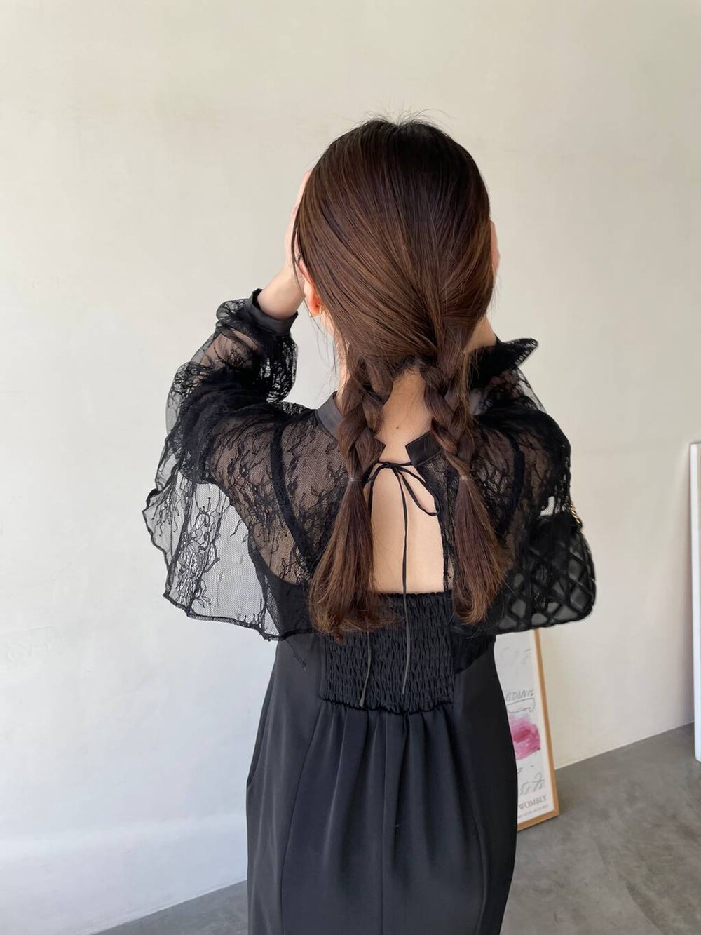 ブラック系のドレス、ブラック系のショルダーバッグ、ベージュ系のパンプスを着用したレディースの冬コーディネートの5枚目の写真