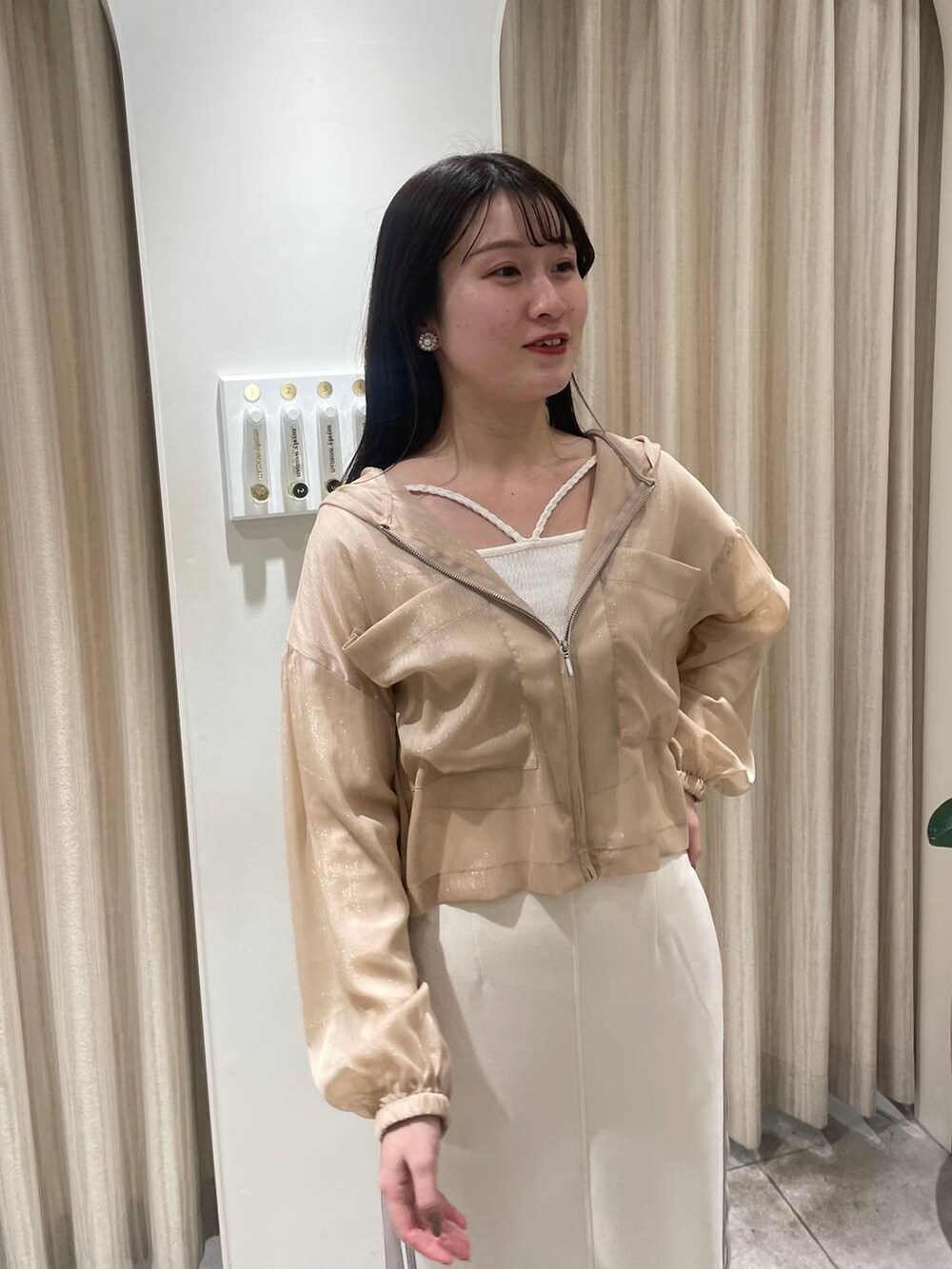 ホワイト系のスカート、ホワイト系のTシャツ/カットソー、ホワイト系のブーツを着用したレディースの冬コーディネートの4枚目の写真