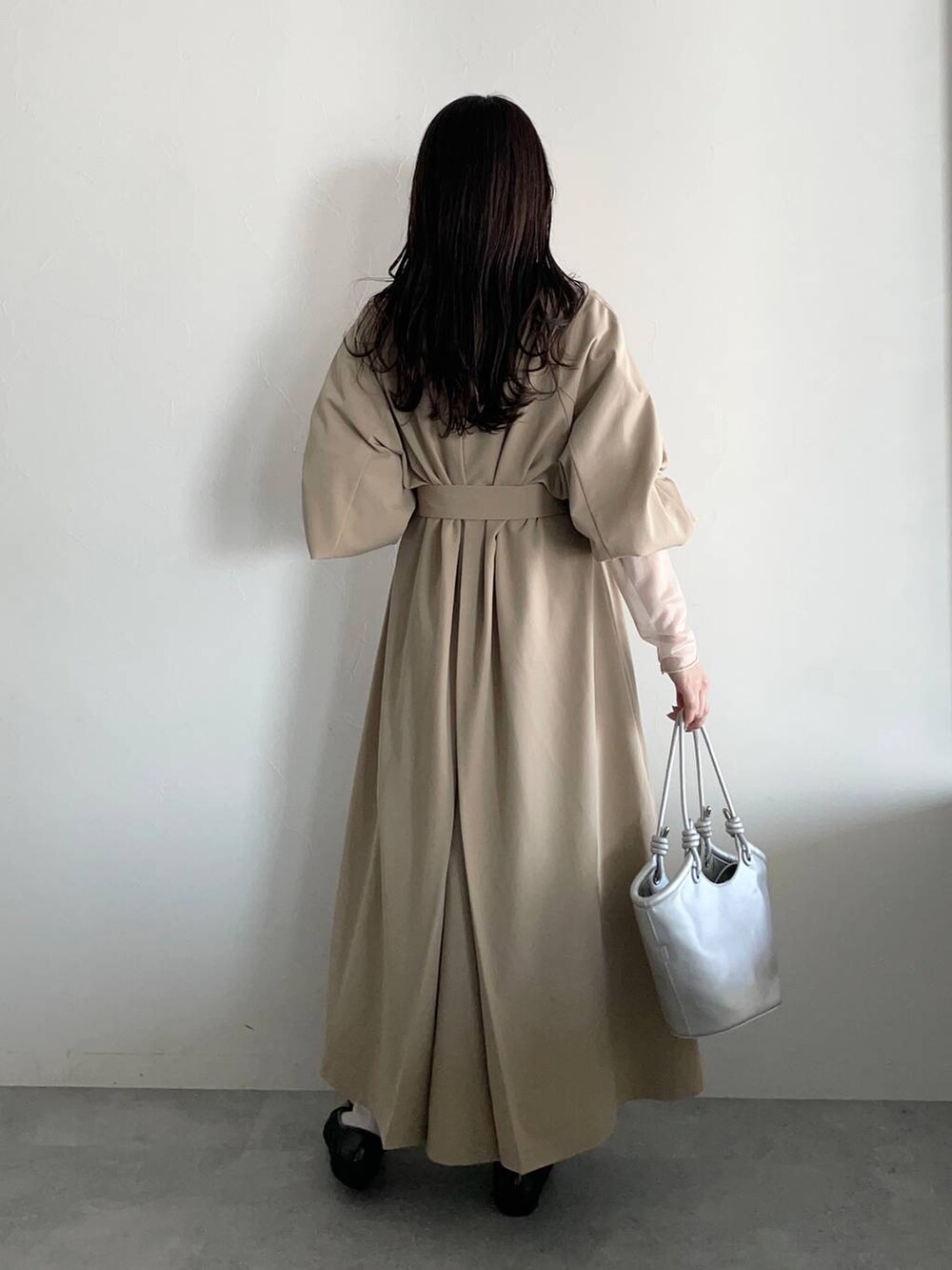 ブラック系のバレエシューズ、ホワイト系のTシャツ/カットソー、ブルー系のワンピースを着用したレディースの春コーディネートの2枚目の写真