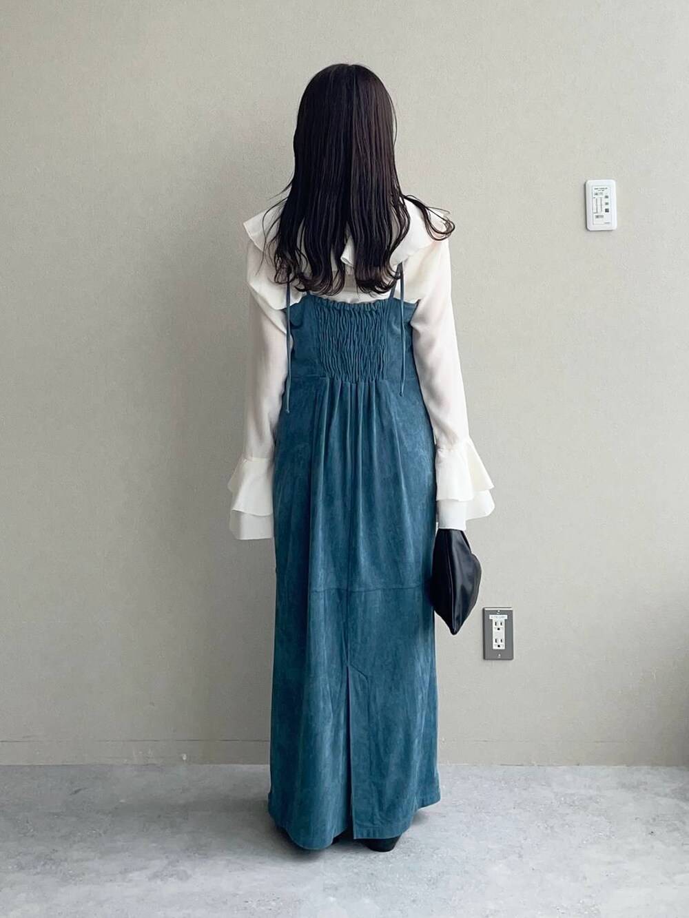 ブラック系のハンドバッグ、ホワイト系のシャツ/ブラウス、ブルー系のワンピースを着用したレディースの秋コーディネートの2枚目の写真