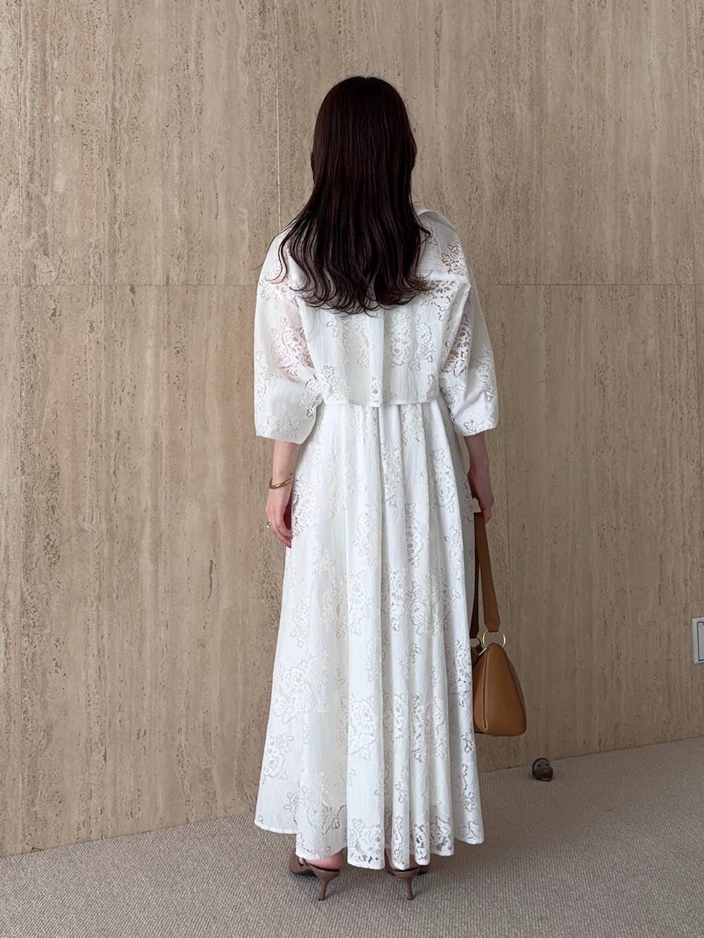 ブラウン系のサンダル、ホワイト系のワンピース、イエロー系のショルダーバッグを着用したレディースの春コーディネートの2枚目の写真