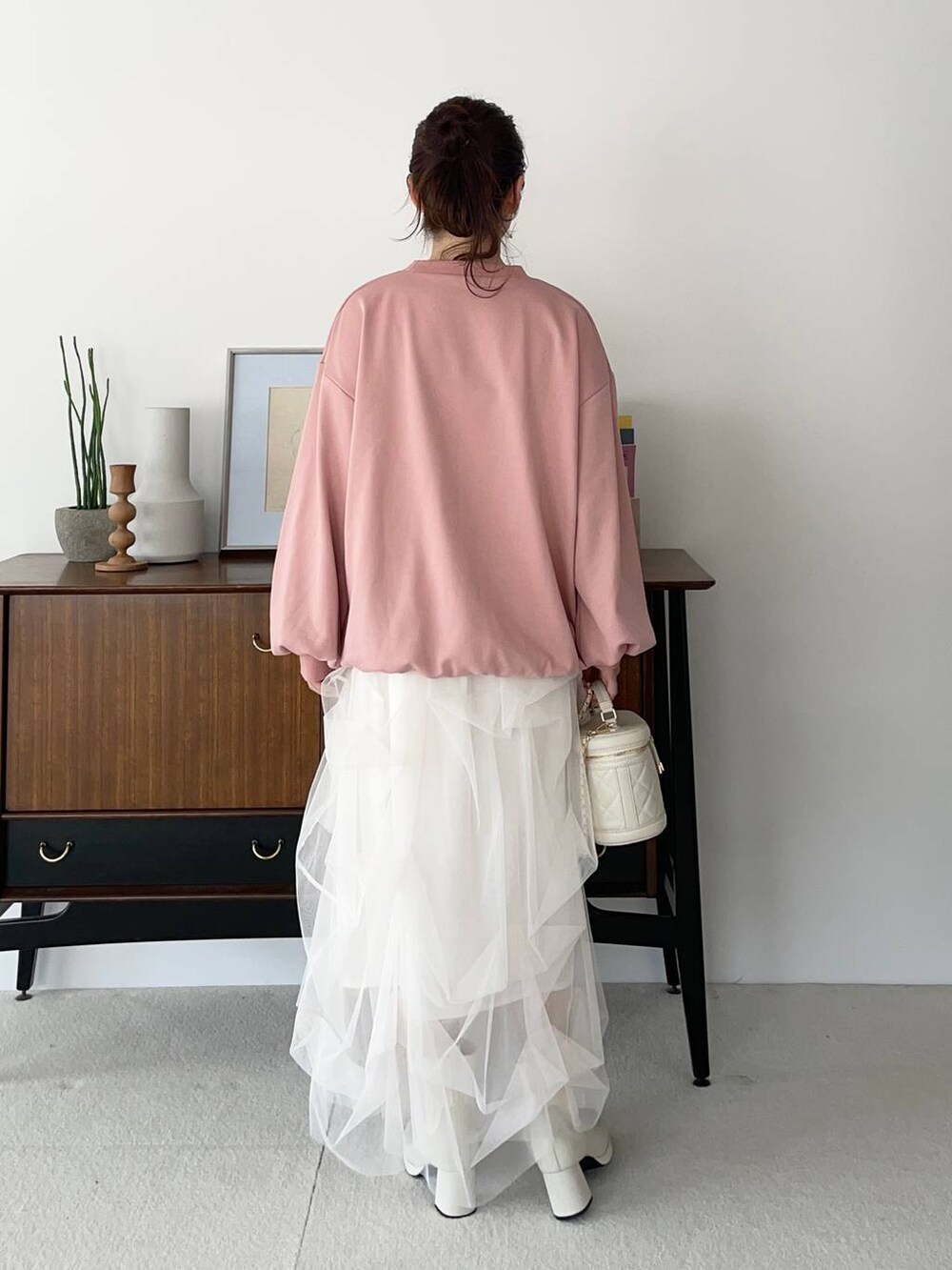 ホワイト系のスカート、ホワイト系のブーツ、ホワイト系のショルダーバッグを着用したレディースの夏コーディネートの2枚目の写真