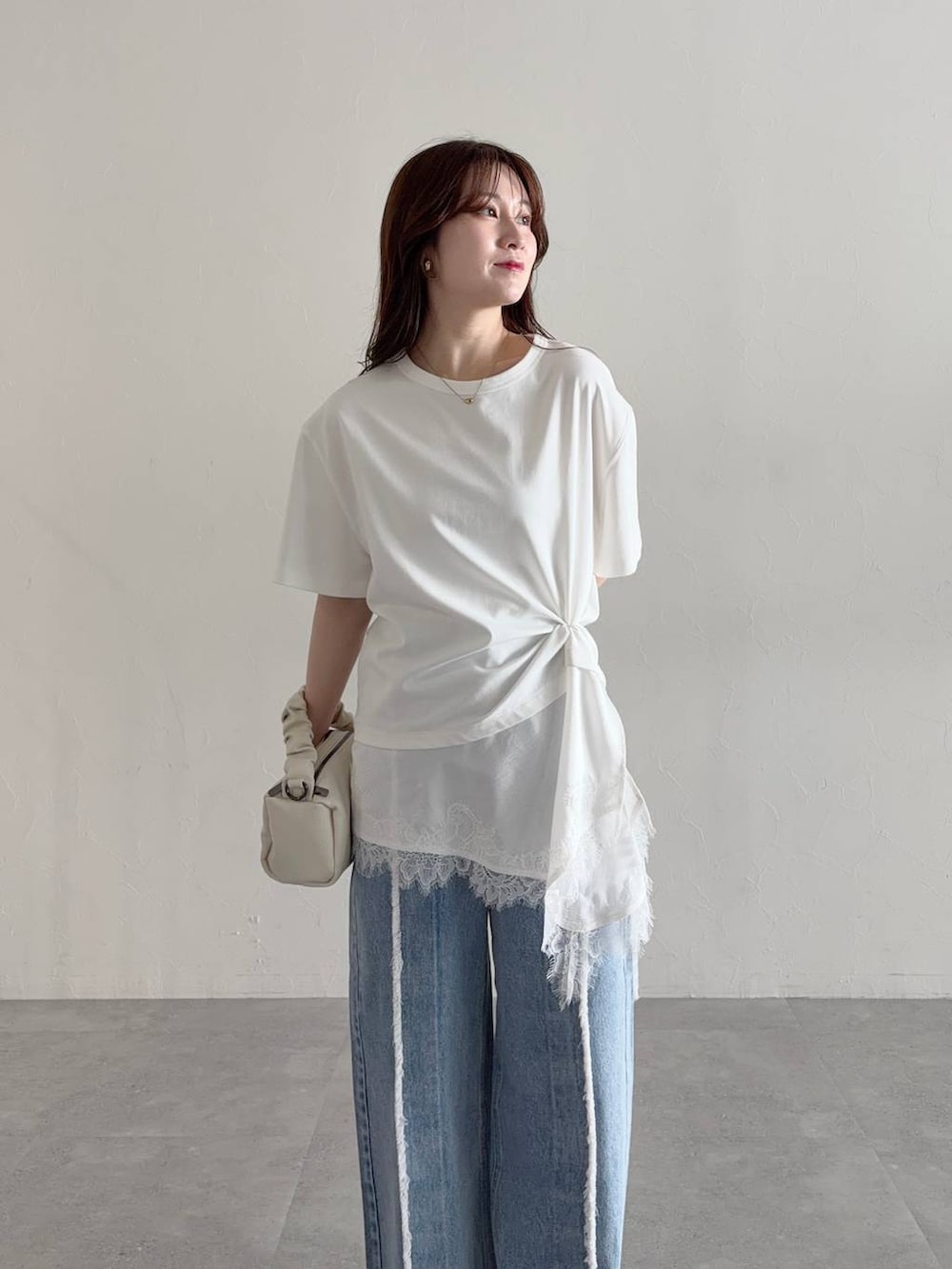 ホワイト系のTシャツ/カットソー、ホワイト系のショルダーバッグ、ホワイト系のサンダルを着用したレディースの夏コーディネートの3枚目の写真
