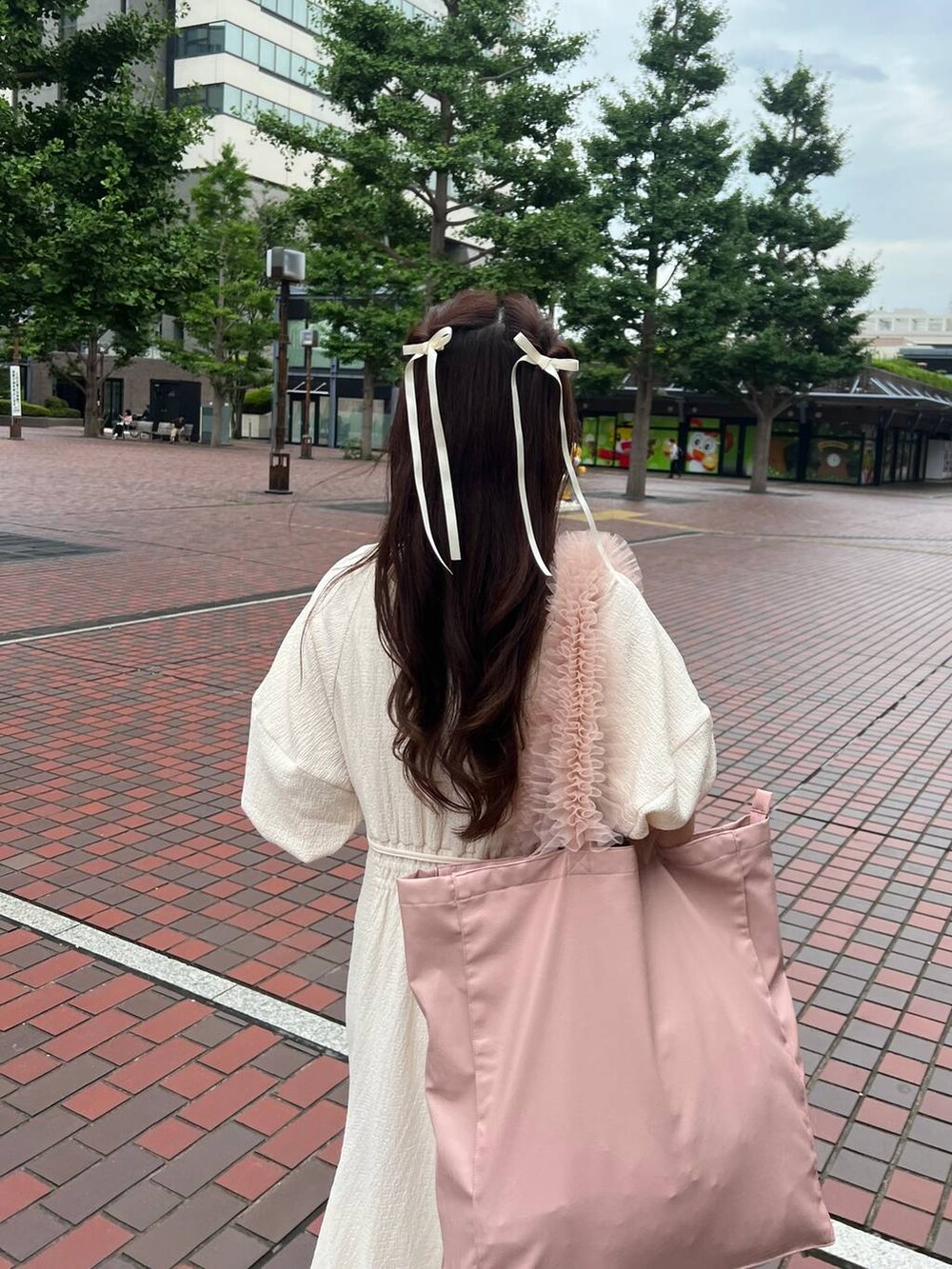ホワイト系のサンダル、ホワイト系のワンピースを着用したレディースの夏コーディネートの6枚目の写真