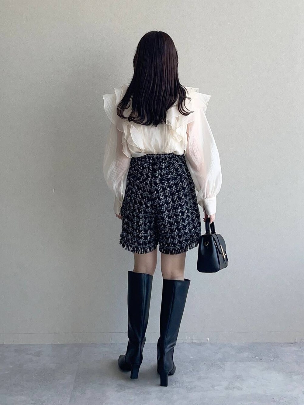 ホワイト系のシャツ/ブラウス、ブラック系のその他パンツ、ブラック系のノーカラージャケットを着用したレディースの秋コーディネートの4枚目の写真