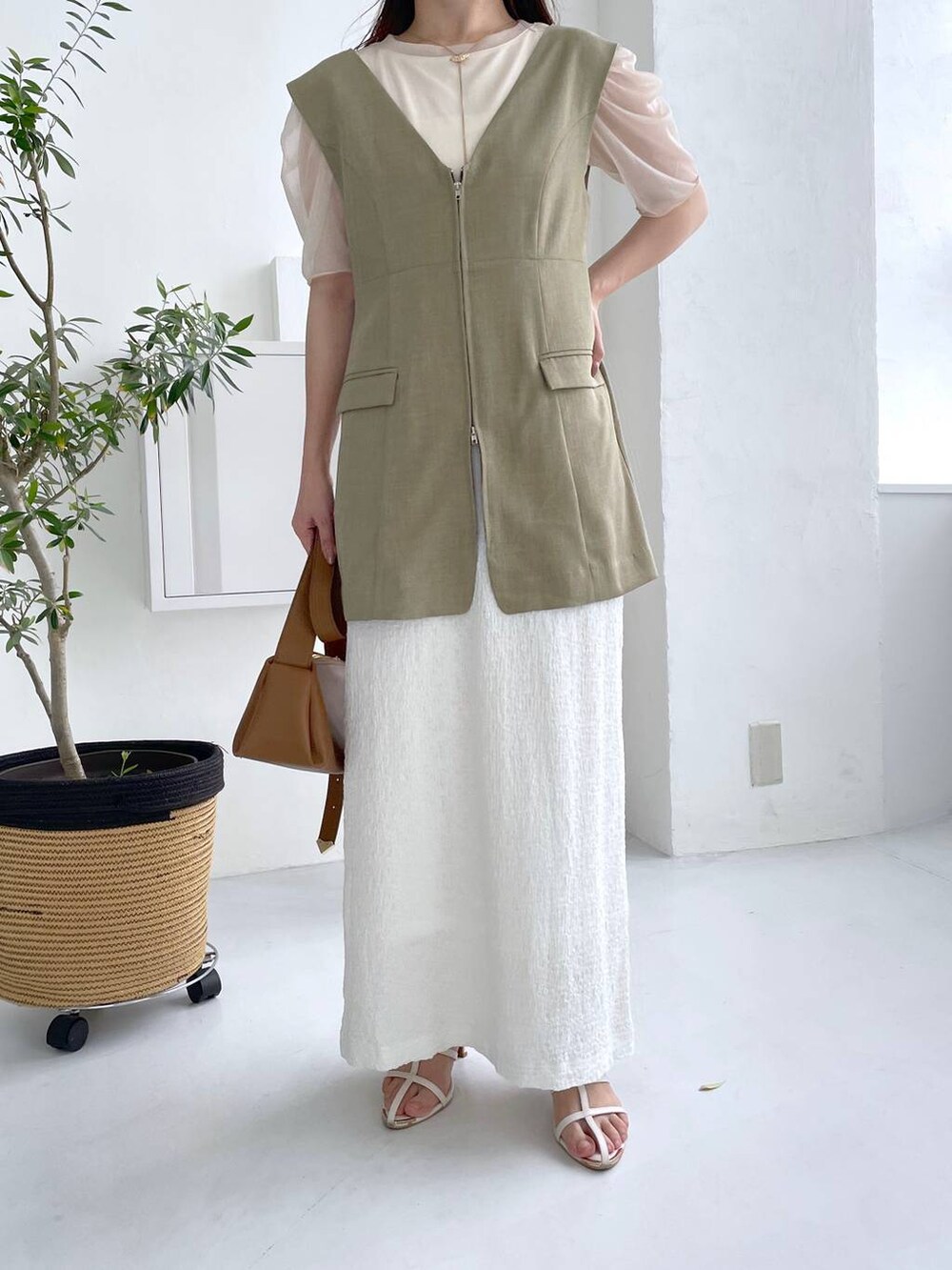 ホワイト系のTシャツ/カットソー、ブラウン系のショルダーバッグ、ホワイト系のスカートを着用したレディースの夏コーディネートの4枚目の写真