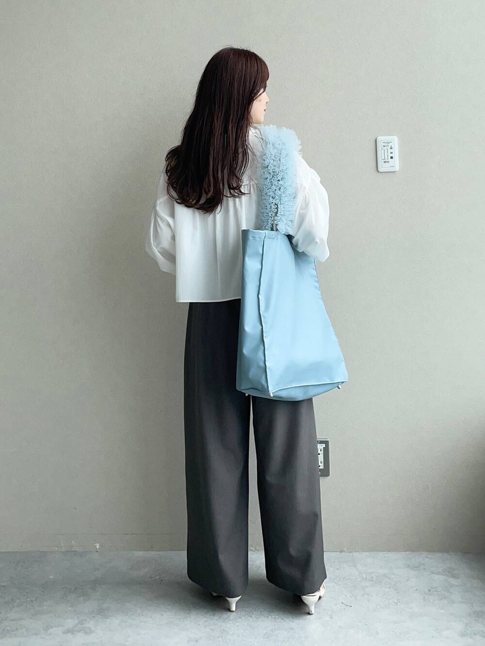 グレー系のその他パンツ、ホワイト系のシャツ/ブラウス、ホワイト系のサンダルを着用したレディースの夏コーディネートの2枚目の写真