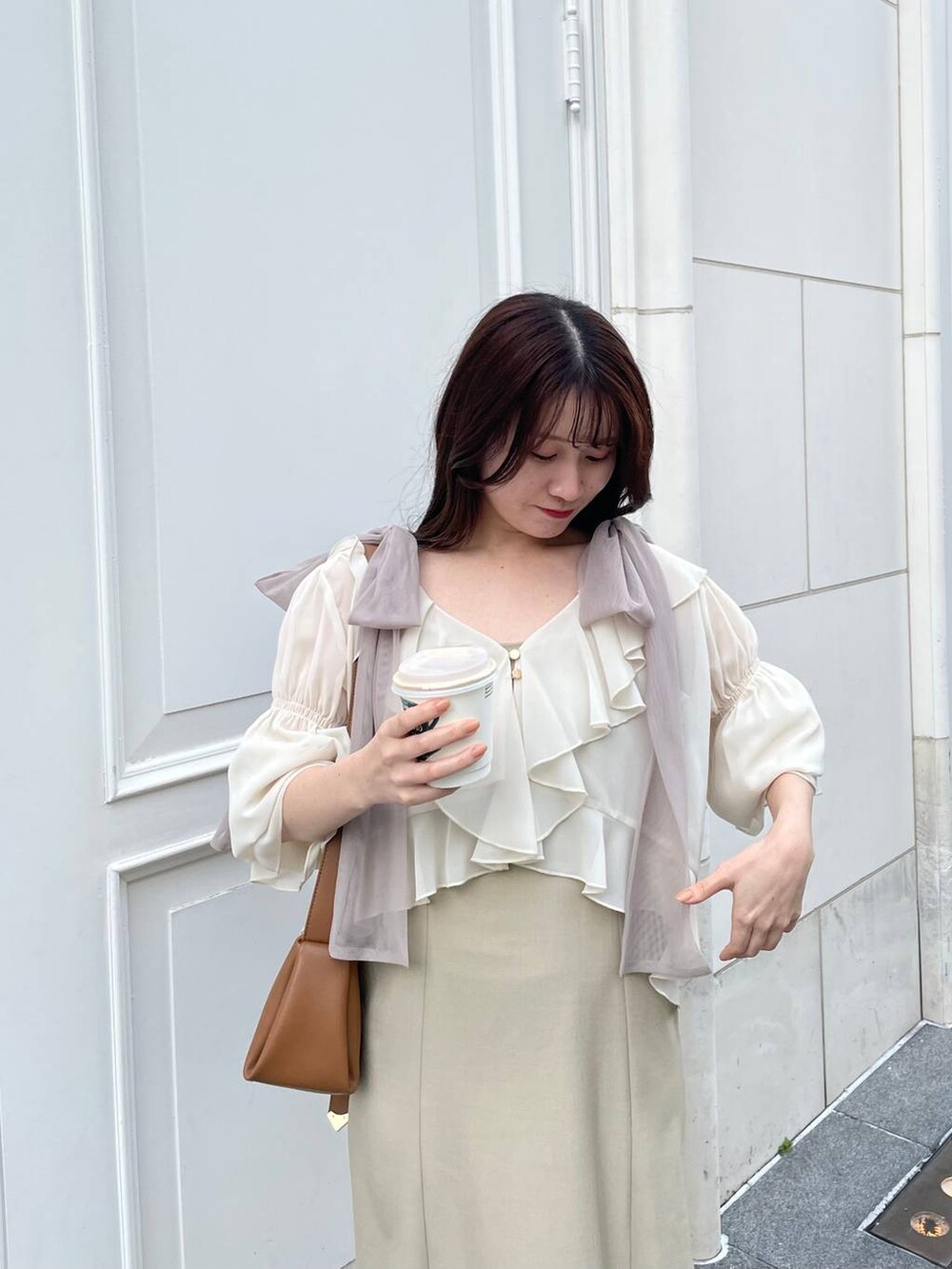 ホワイト系のシャツ/ブラウス、ブラウン系のショルダーバッグ、ベージュ系のワンピースを着用したレディースの夏コーディネートの4枚目の写真