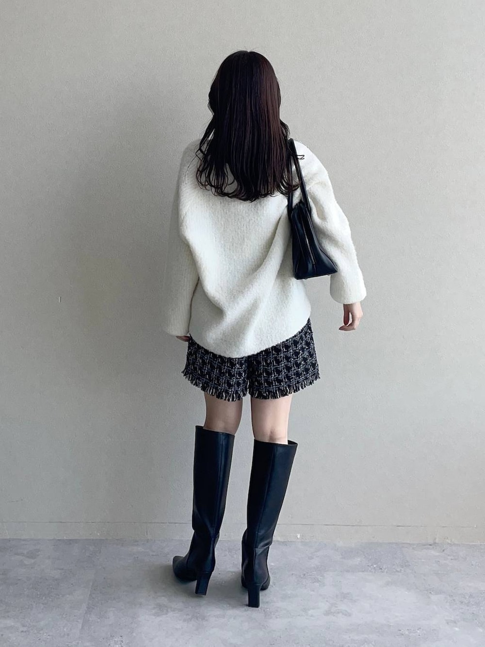 ホワイト系のカーディガン/ボレロ、ブラック系のその他パンツ、ブラック系のトートバッグを着用したレディースの秋コーディネートの2枚目の写真