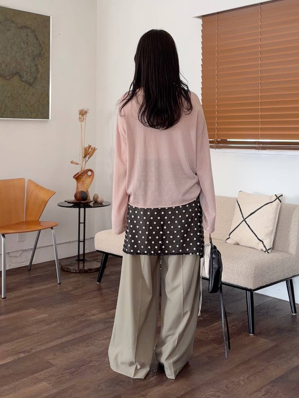 ベージュ系のニット/セーター、ブラウン系のサンダル、ベージュ系のスラックスを着用したレディースの春コーディネートの2枚目の写真