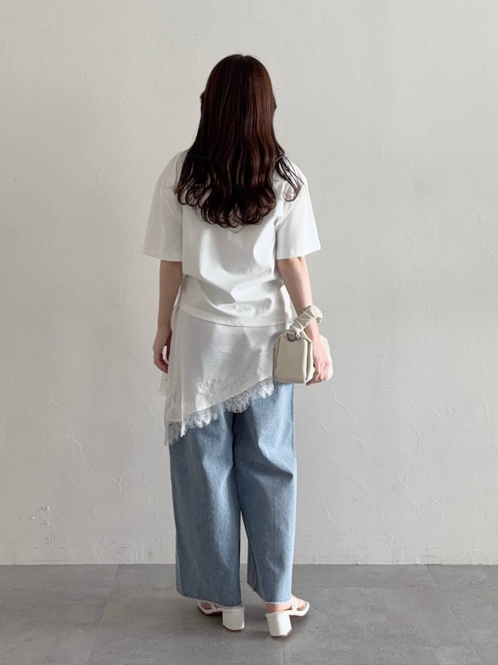 ホワイト系のTシャツ/カットソー、ホワイト系のショルダーバッグ、ホワイト系のサンダルを着用したレディースの夏コーディネートの2枚目の写真