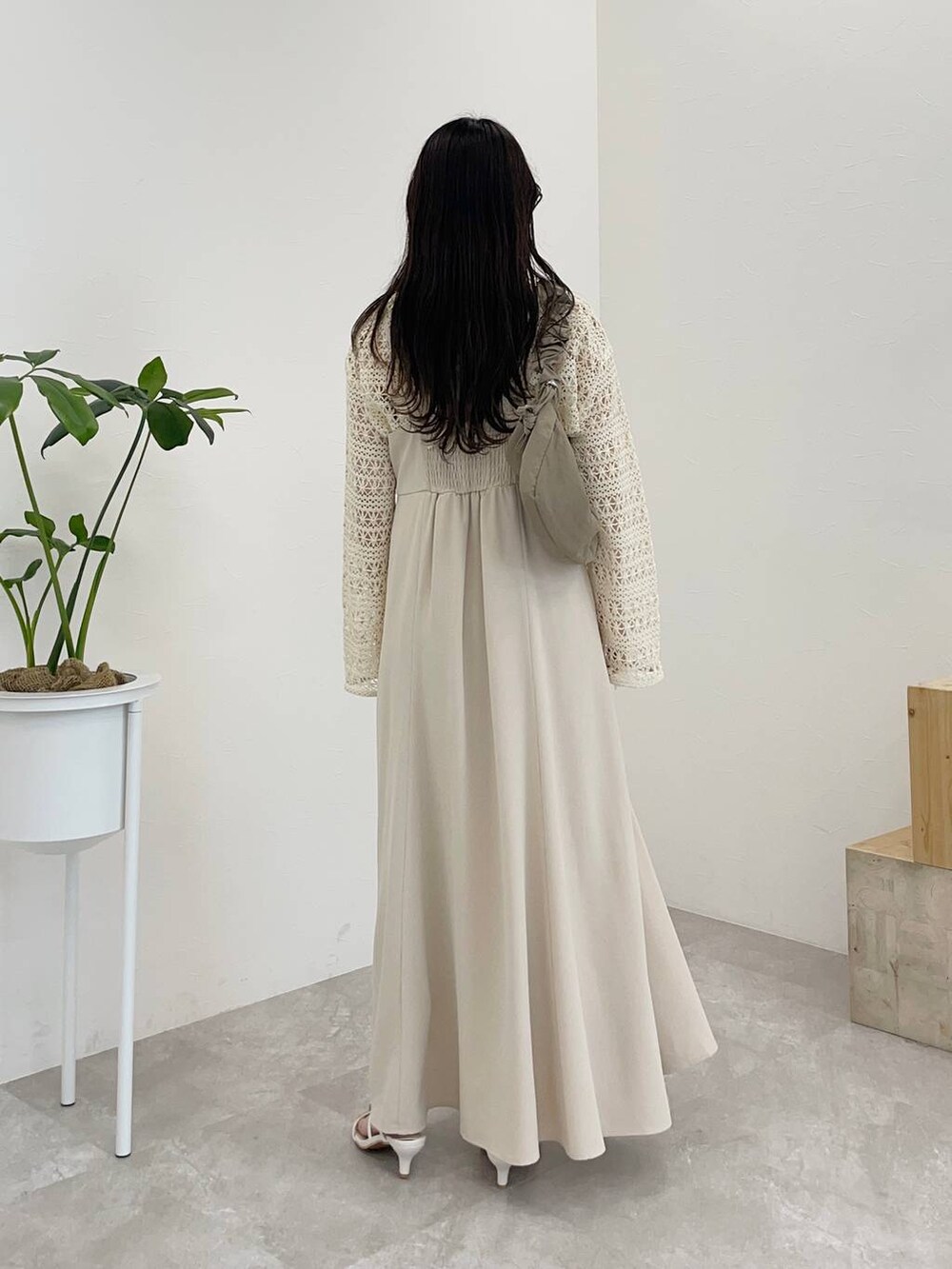 ホワイト系のワンピース、ホワイト系のカーディガン/ボレロ、ホワイト系のサンダルを着用したレディースの春コーディネートの2枚目の写真